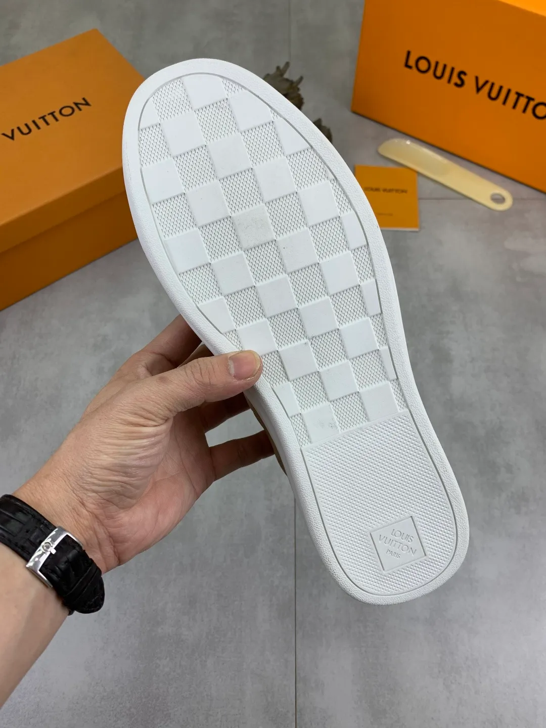 Men's men's shoes P440💰【Real price】Yangli🆘 💭💭New model launched【LOUlS VUlTTON】Louis Vuitton's new low-top men's shoes, high quality, support inspection! This style comes from Italy, very energetic and creative, giving people a comfortable and atmospheric visual impact❗Synchronization, the upper is made of silk calfskin with the original LV, imported soft sheepskin lining🐑Purely hand-stitched; LV original rubber outsole 4️⃣colors available Code number: 38~44
